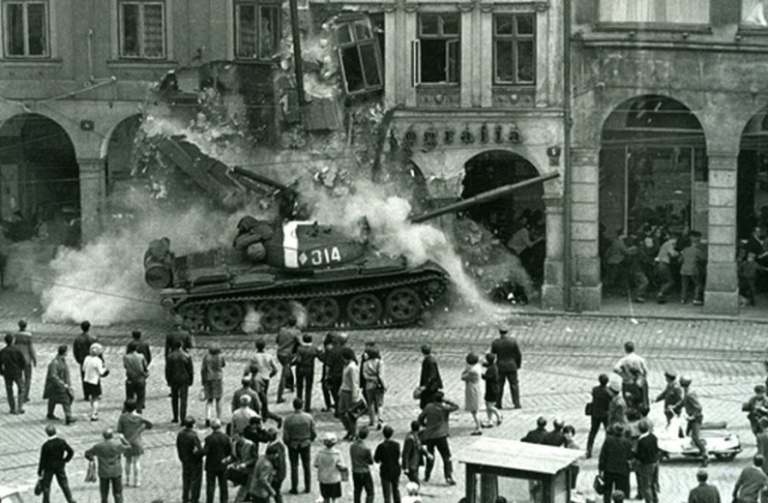 16090 02Jeden ze symbolů srpnové invaze. Tank naboural do podloubí domů na libereckém náměst190í